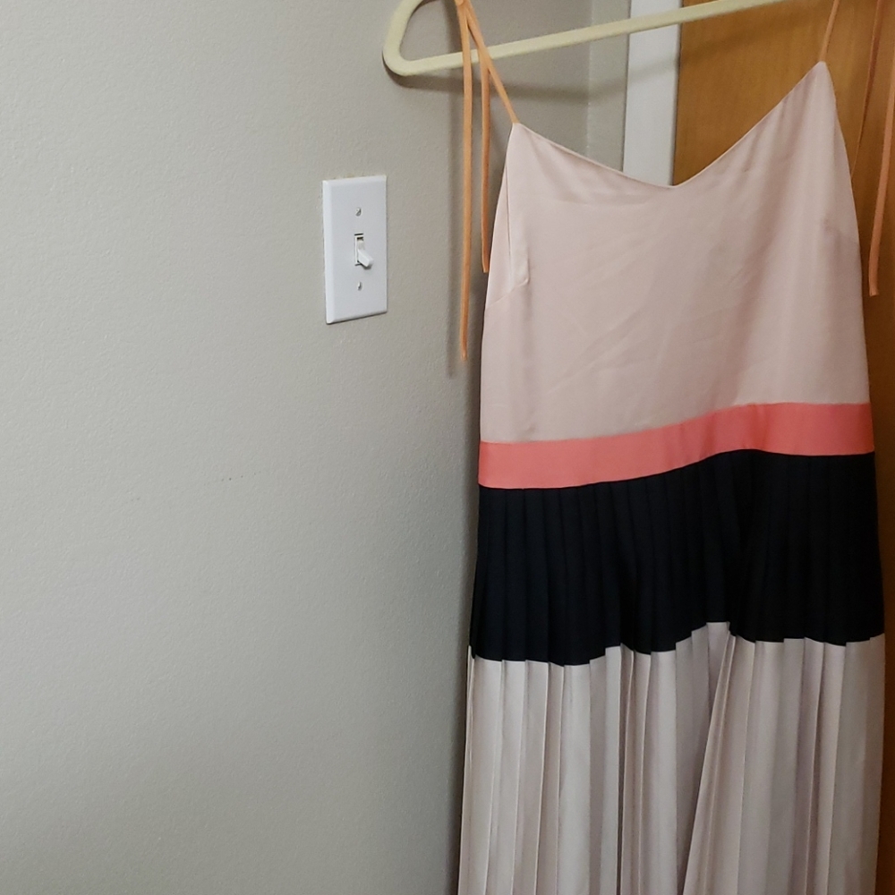 Dress - Picture 3 of 4